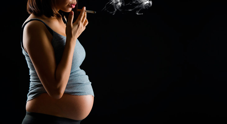 Курит беременная