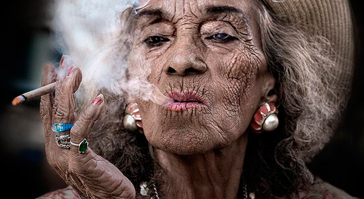 Курящая женщина