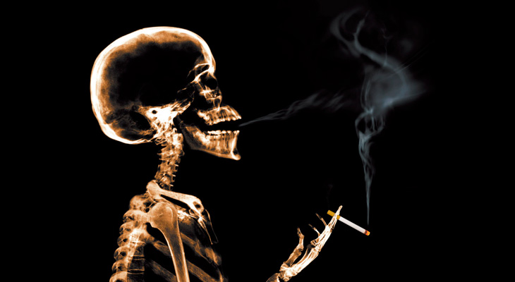 Скелет курит