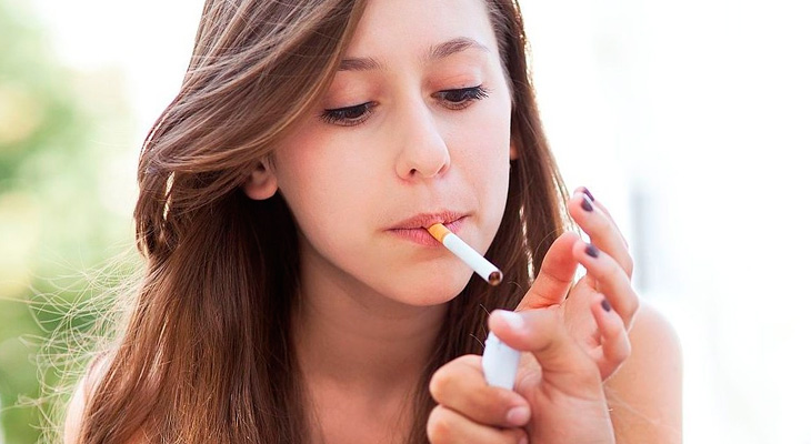 Девушка подросток курит