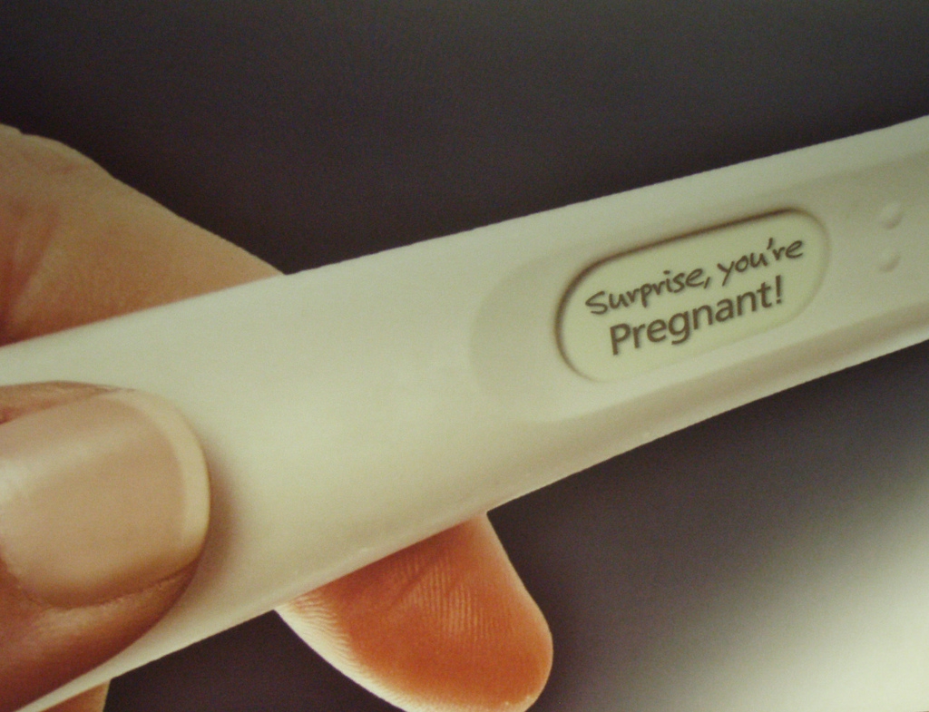 Выделения при беременности на ранних сроках и перед родами