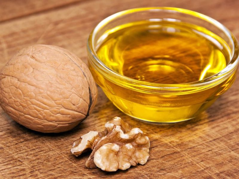 Масло грецкого ореха: польза для лица