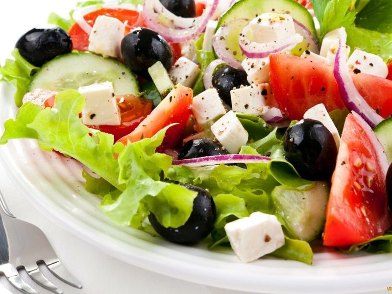 Классический греческий салат с фетаксой