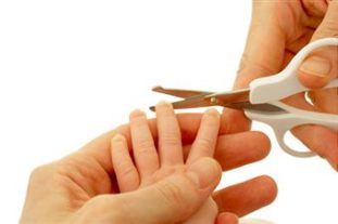 Для профилактики энтеробиоза ногти ребенку нужно стричь коротко и отучать брать пальцы в рот
