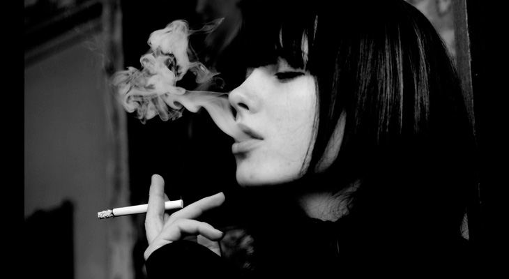 Курение девушки