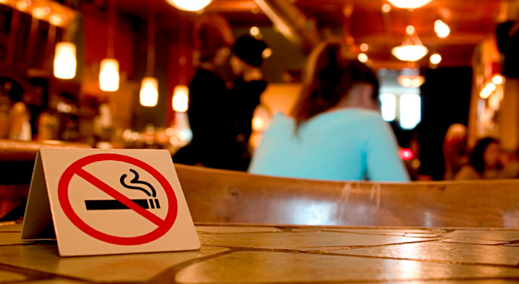 Курение в общественном месте