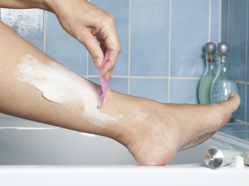 Почему нельзя брить ноги на сухую кожу