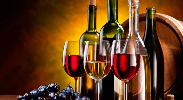 Вино с бокалами