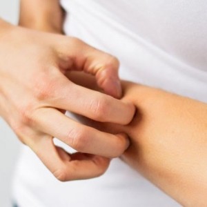 Покраснение и шелушение между пальцами рук: причины