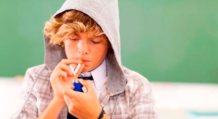 Курящий подросток