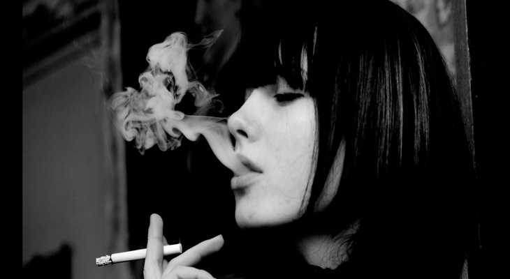 Девушка курит сигарету