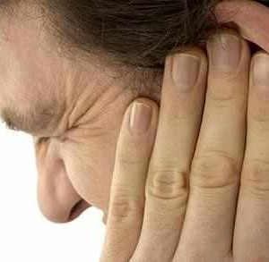 Зуд в ухе: симптоматика, причины и лечение